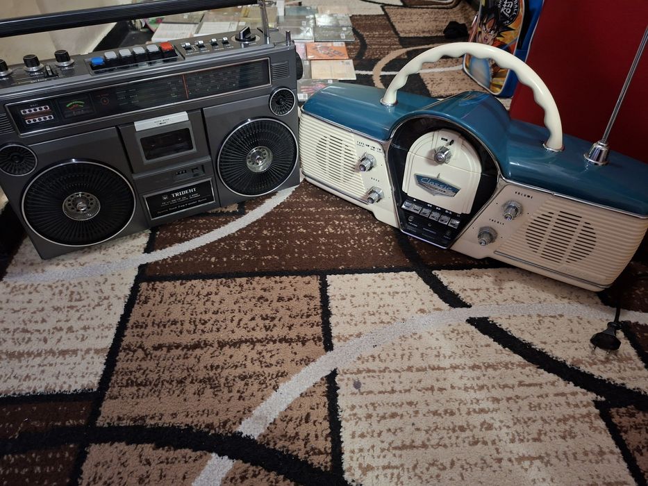 2 radiouri in stare perfecta de funcționare.