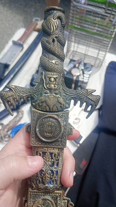 Superb pumnal antic din alama masiva ,piesa colecție. Mânerul prezintă o frumoasă gravură cu un leu . Lama este fabricată din oțel inoxidabil