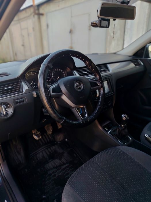 Автомобиль Шкода Рапид