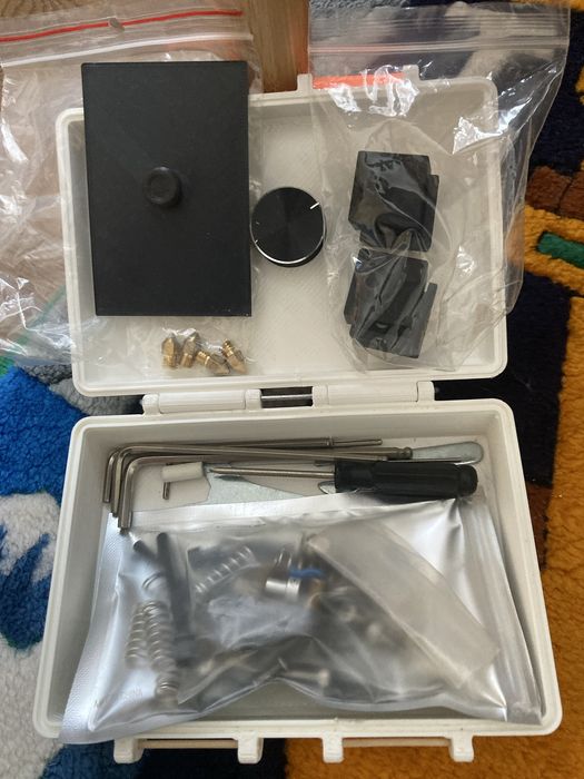 Imprimanta 3D Creality Ender 3  Pro cu diverse accesorii