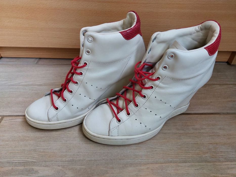 Дамски спортно-елегантни обувки на Адидас естествена кожа