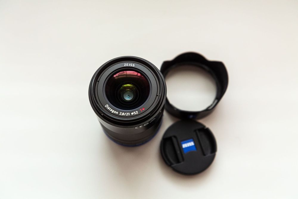 Продавам Zeiss Loxia 21/2,8