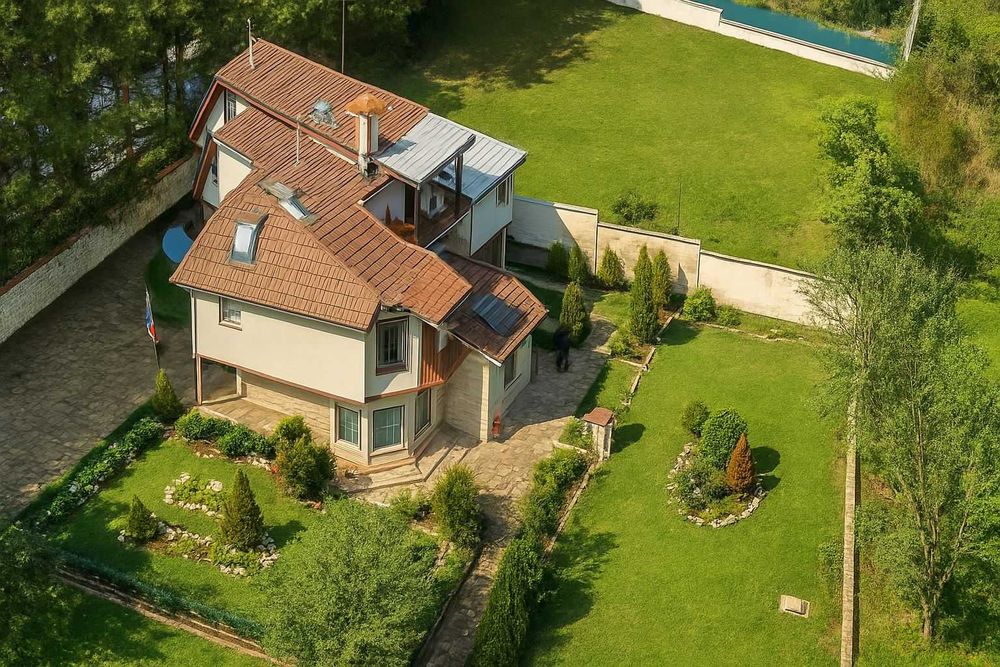 Триетажна къща до гората в квартал Виница