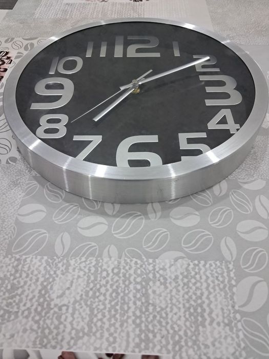 Soat sotiladi devorga ilinadgan