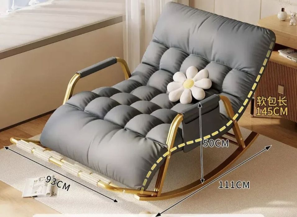 Кресло-качалка с золотистым каркасом, оснащенное регулируемой спинкой