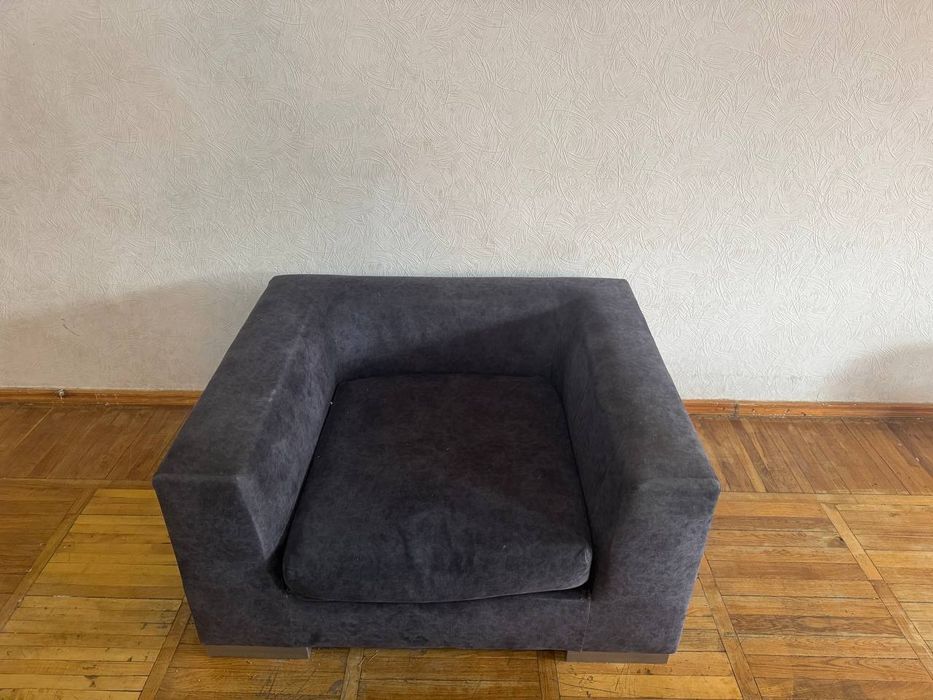 Срочно продаётся диван уголок и кресло