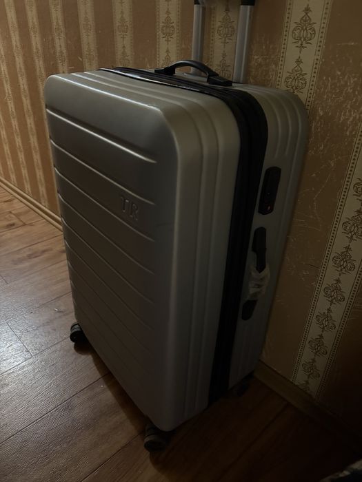Продам чемодан среднего размера