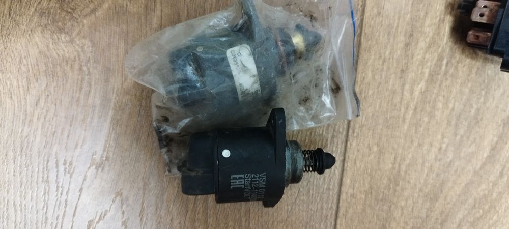 Продам замки 1000 ; датчики 500 гитара дворника