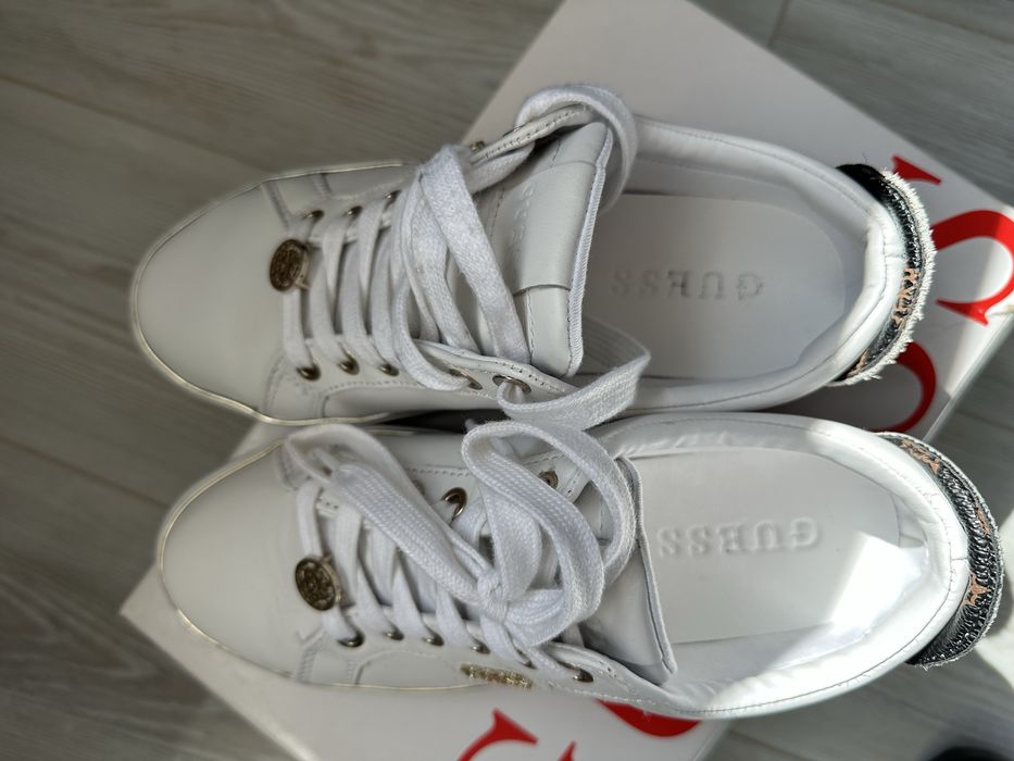 Бели кецове Guess
