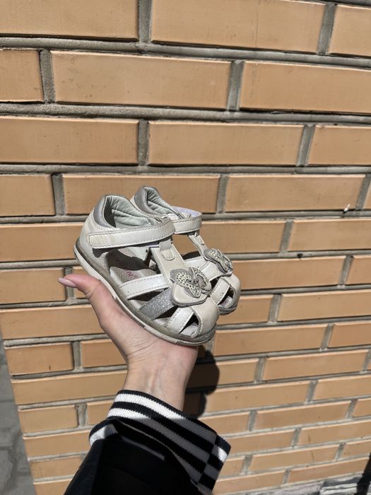 Продам сандали на девочку 24 размер