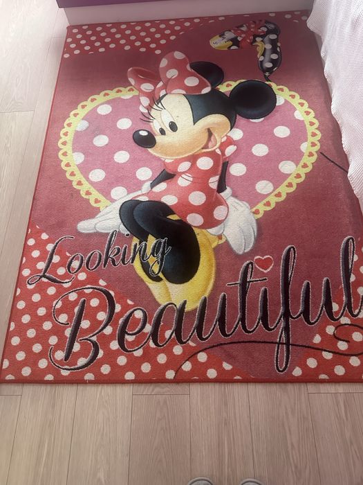Детски килим на Мини Маус с размери 135 на 190 см