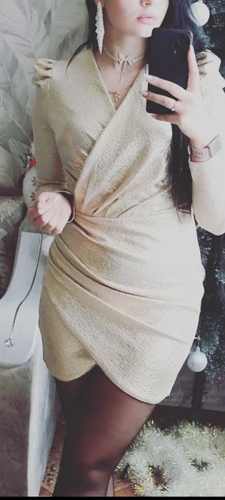 Платье в цвете золото