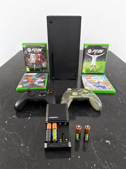 Xbox Series X 1TB + 2 controllere + 4 jocuri + încărcător baterii Duracell