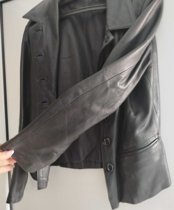 Продавам черно дамско яке от естествена кожа