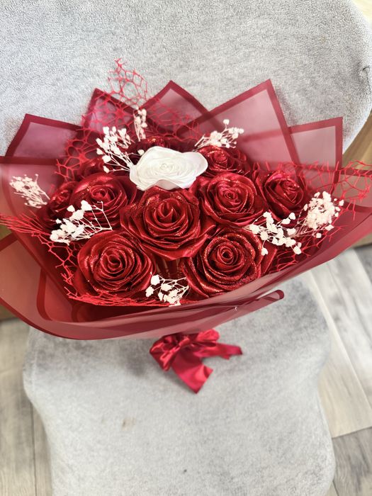 Buchet din trandafiri rosu cu alb