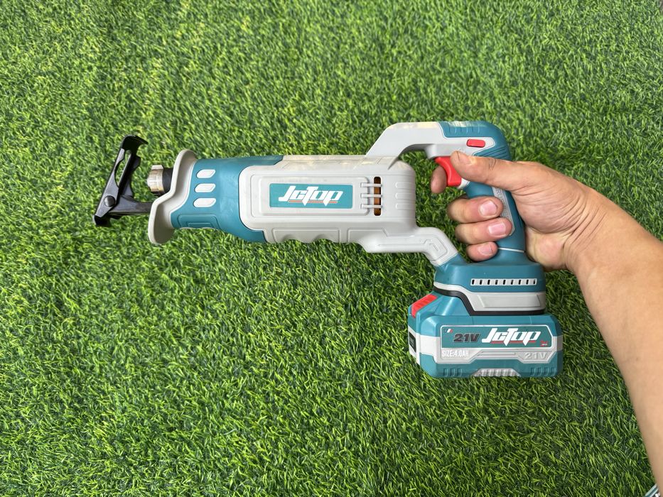 Аккумуляторные сабельные пилы разные