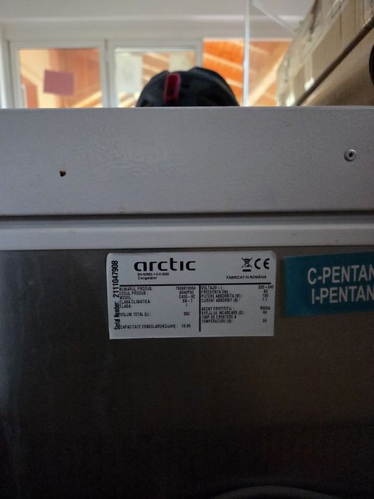 Lada frigorifica Arctic AO40P30, 360 litri, clasa F, latime 129 cm, panou de control LED, izolatie densa, rezistenta la conditii extreme, alb