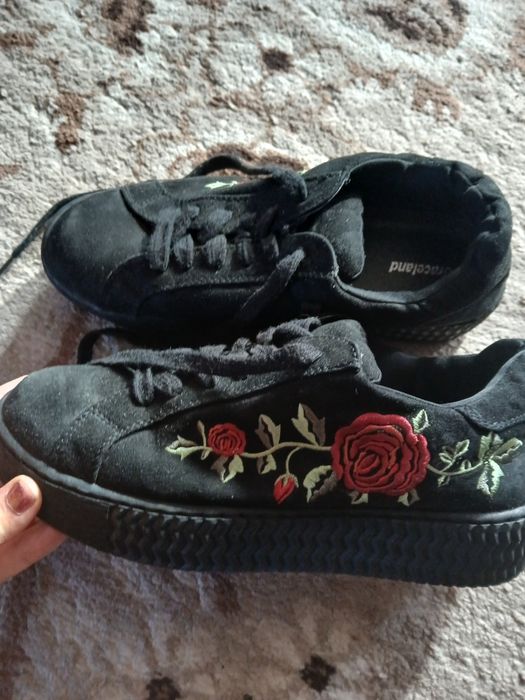 Adidasi marimea 39,pret 35llei