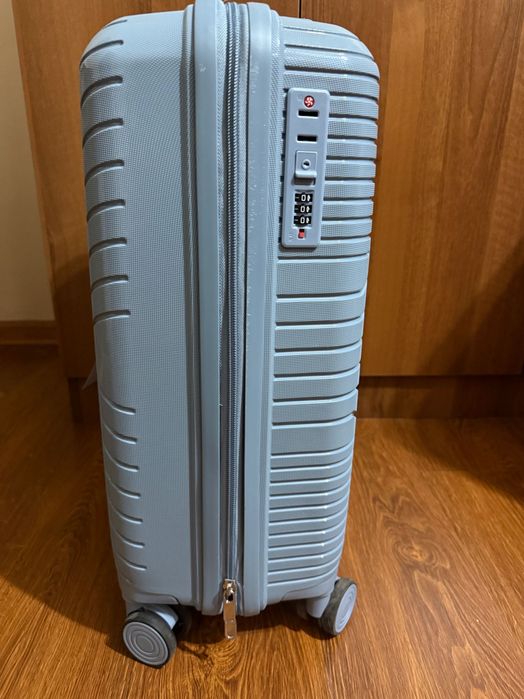 Чемодан для путешествия с замком