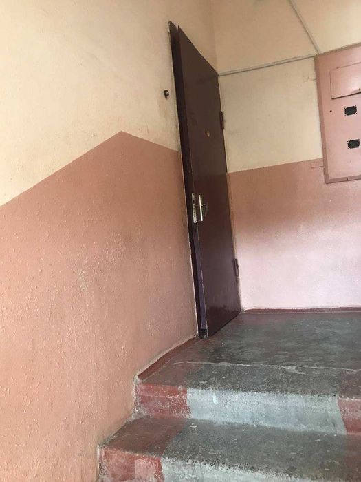 Уй сотилади кирпичныйда 4-етажли домни 2-етажида 2-хонали уй