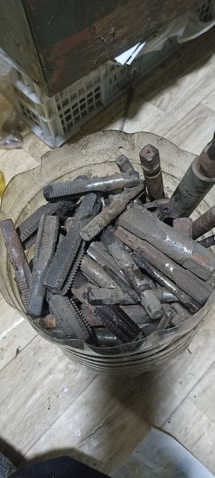 Продам сверла, метчики.