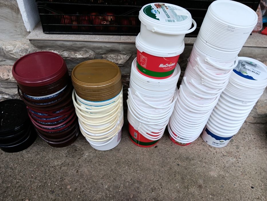 Пласмасови кофи с капак