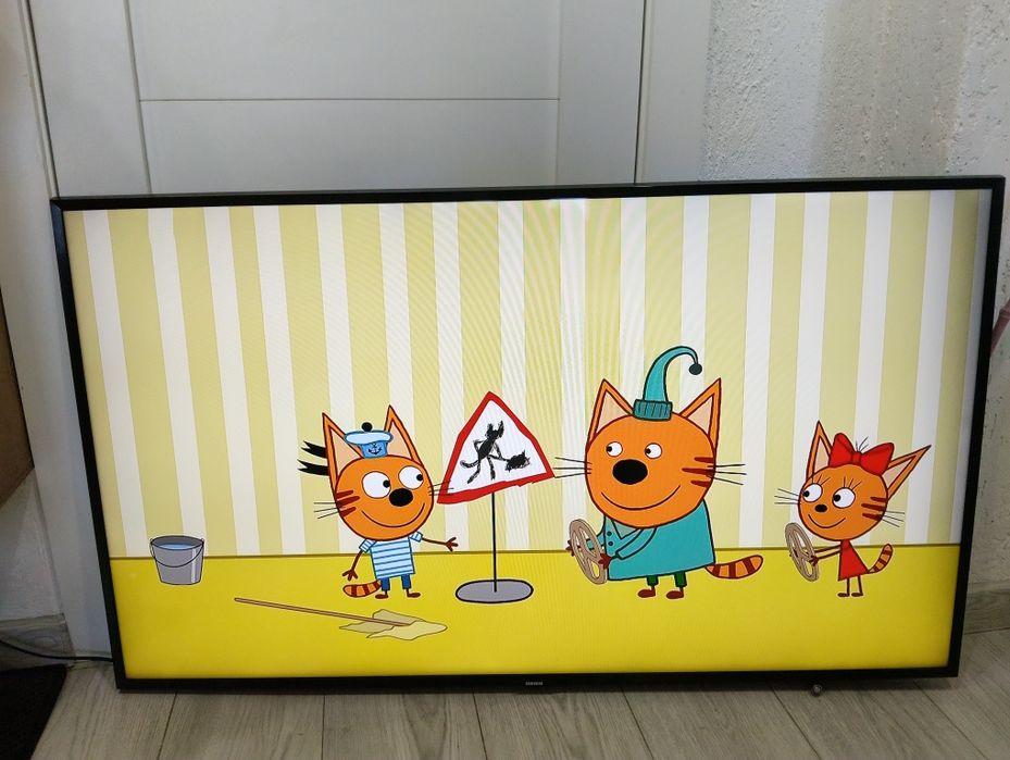 Продам большой телевизор  smart tv