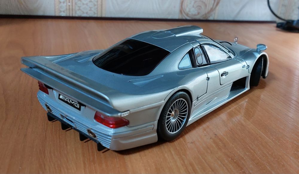 Масштабная модель автомобиля 1-18