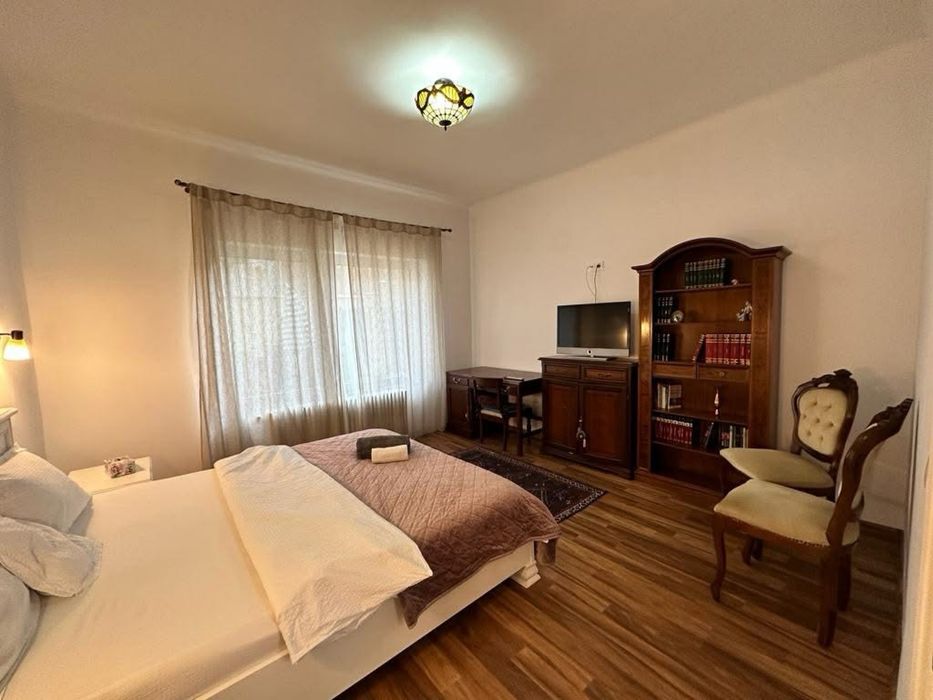 Ofer spre inchiriere Casa in zona Piata Mica Str Paris