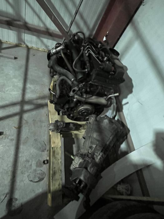 На части Двигател.форд транзит 2.4 тдци и скоростна кутия 5 степенна.