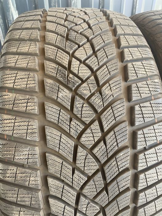 245/35/19  Goodyear Зимни