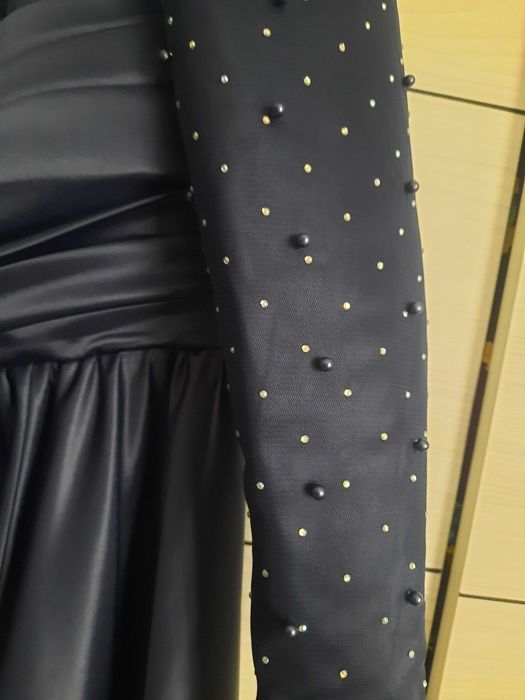 Rochie eleganta,cu umerii ridicați