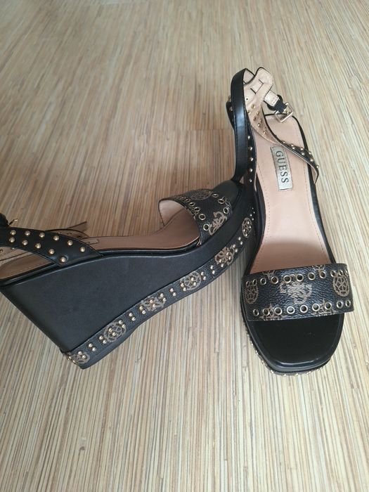 Guess сандали на платформа и ток
