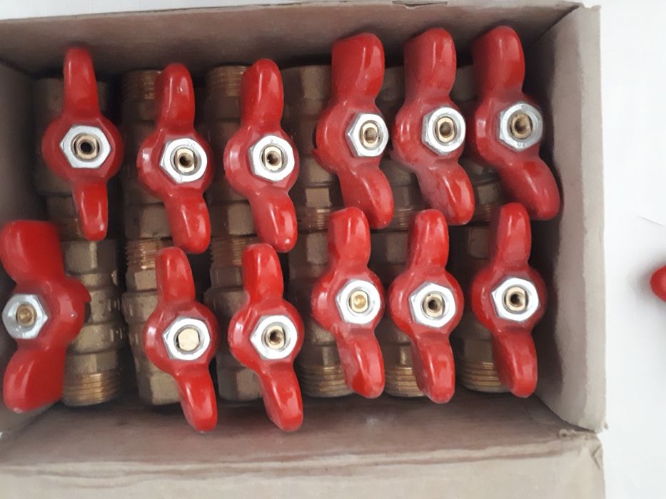 Продаётся винтель,гибкий шланга,манометр.