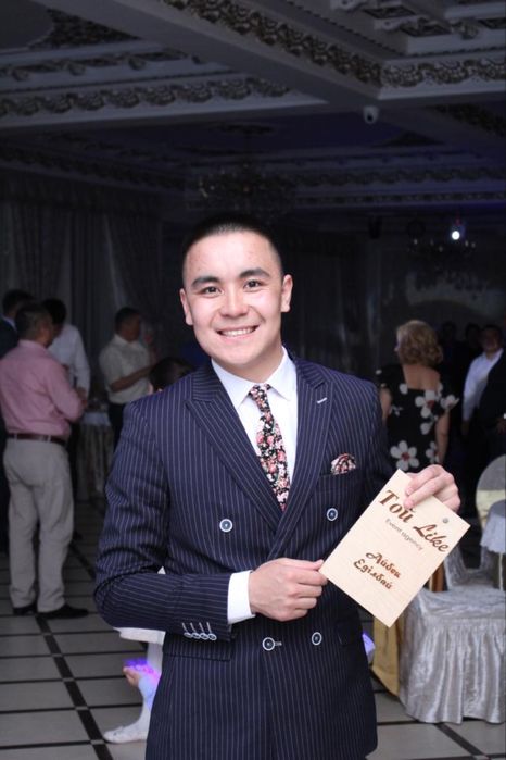 Ведущий на двух языках!