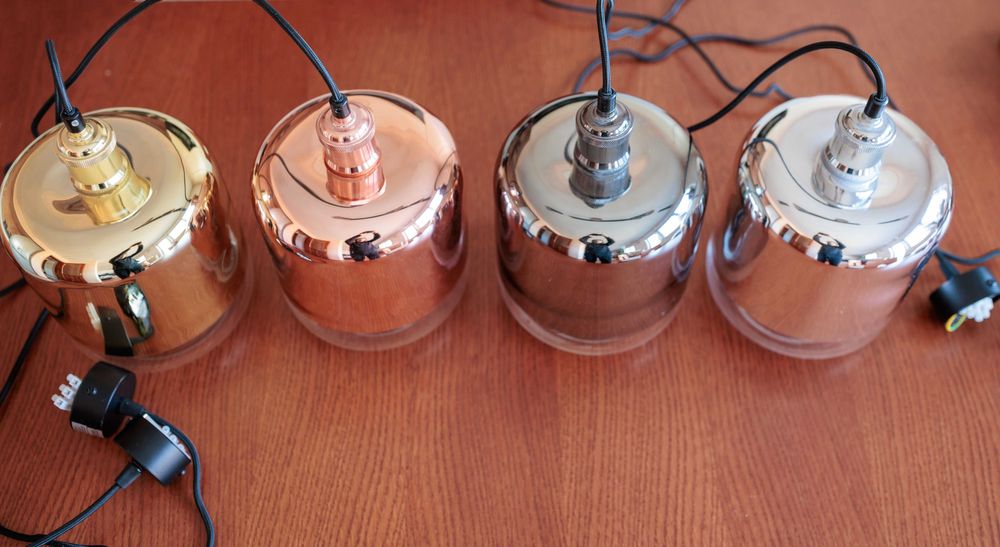 Четири висящи лампи