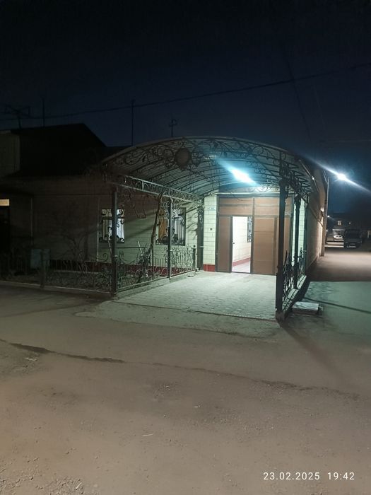 Hovli uchastka sotiladi srochniy yaxshi holatdagi uy bez makler