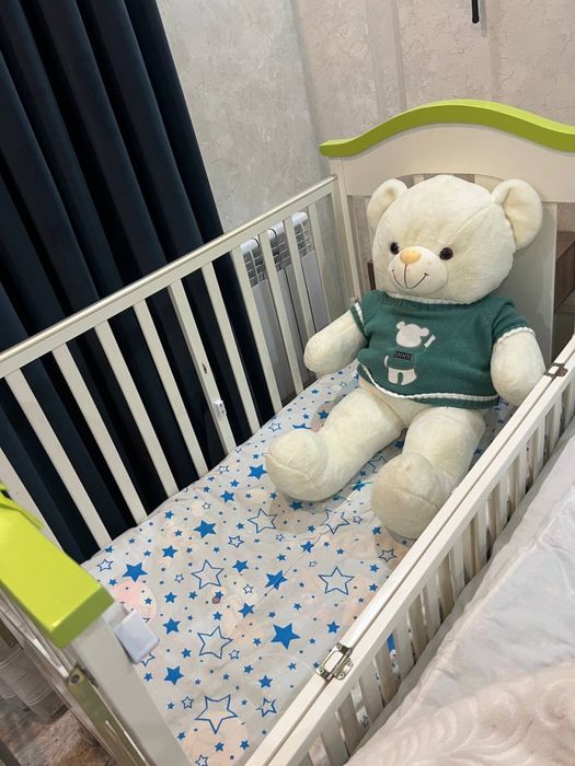 Bolalar krovati yangide turibdi.