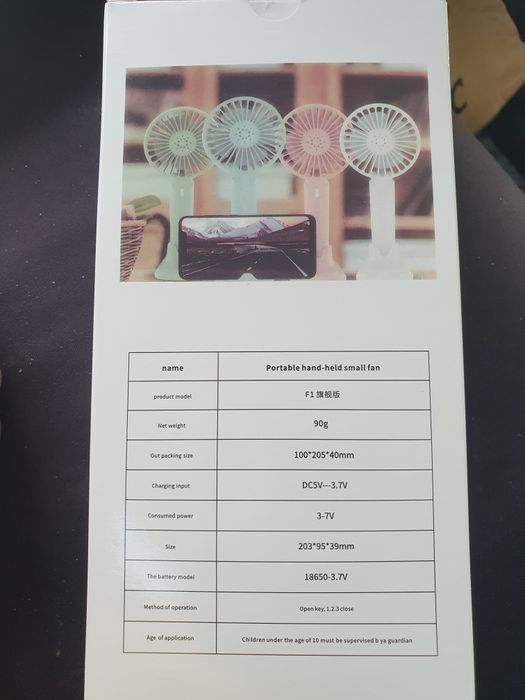 Mini- ventilator portabil cu  acumulator  si 3 trepte de viteză.