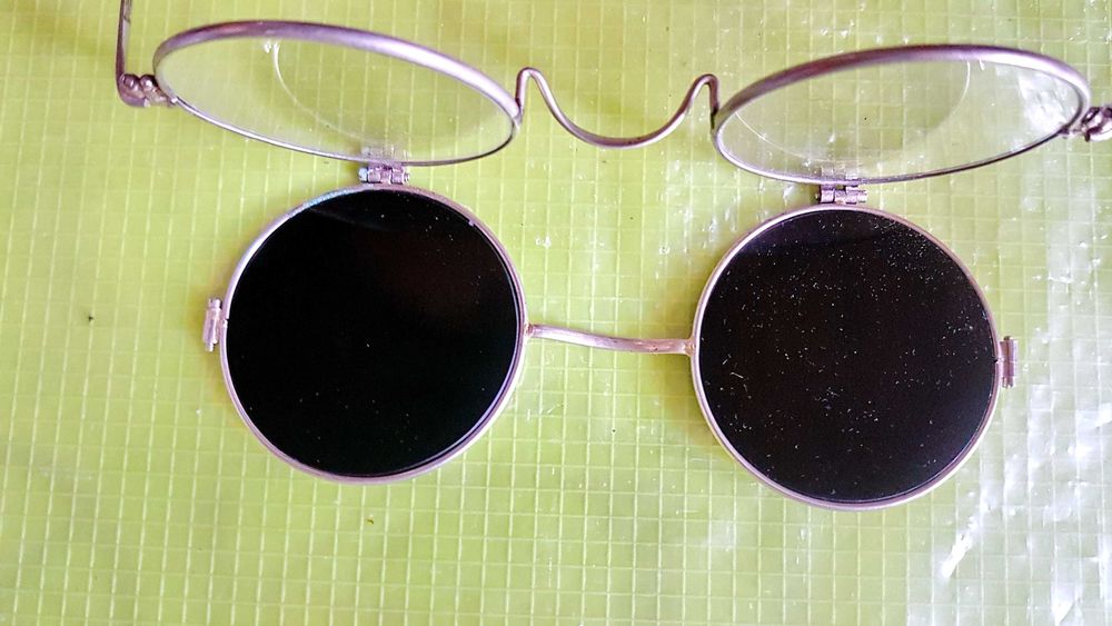F780-I-Raritate-Ochelari interbelici 1920-1930 alpaca cu sistem arc. Pentru vedere, soare sau posibil industriali pt sudura fiind mai opaci.