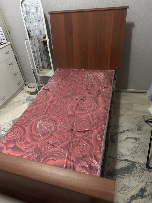 Кровать с матрасом