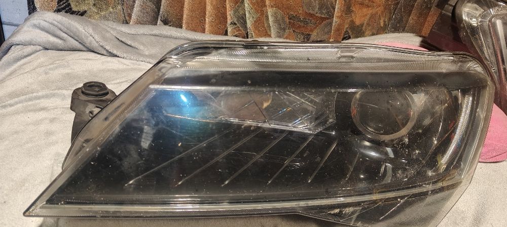 Far dreapta xenon Nisan Qashqai și Skoda superb
