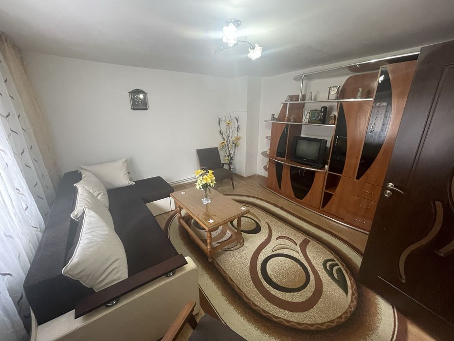 Inchiriez casa la curte