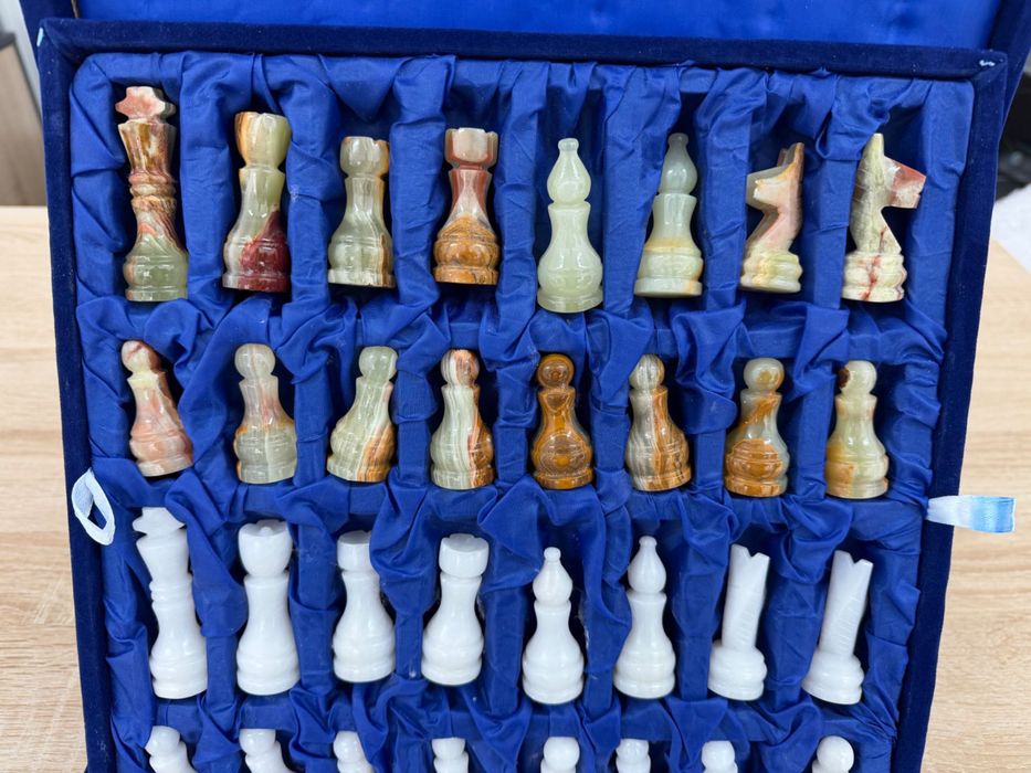 Шах от Бял и Зелен Оникс в Луксозна Кутия