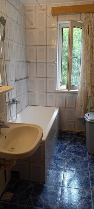 Proprietar vinde apartament cu 2 camere decomandate, etaj 1 din 4, str Banca Natională, BC, 51 mp, an 1974