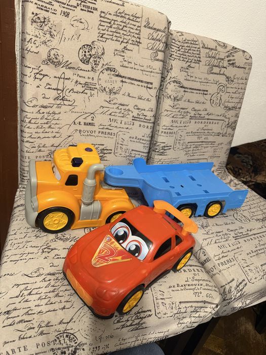 Camion mare cu remorca si masina