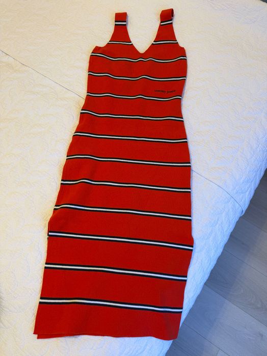 Роклите са на марките Tommy Hilfiger и Twin Set.