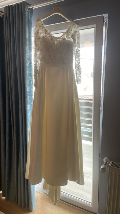 Vând rochie de mireasa făcută la comanda marime S/M .