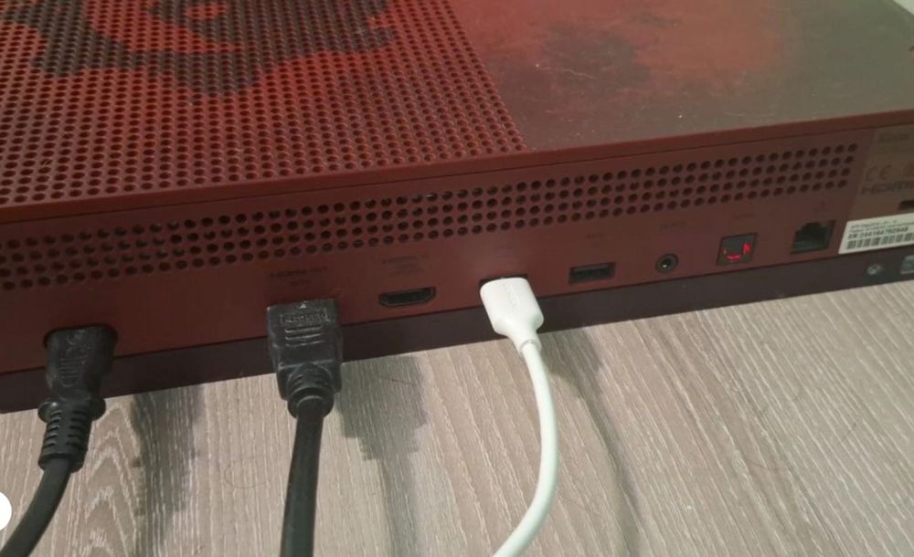 Ofer spre vanzare xbox one s gears of war 2TB special edition