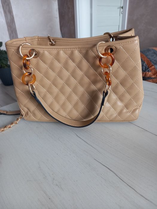 Чанта на CNANEL много удобна чисто нова!